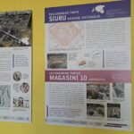 Kaks posterit kollasel taustal